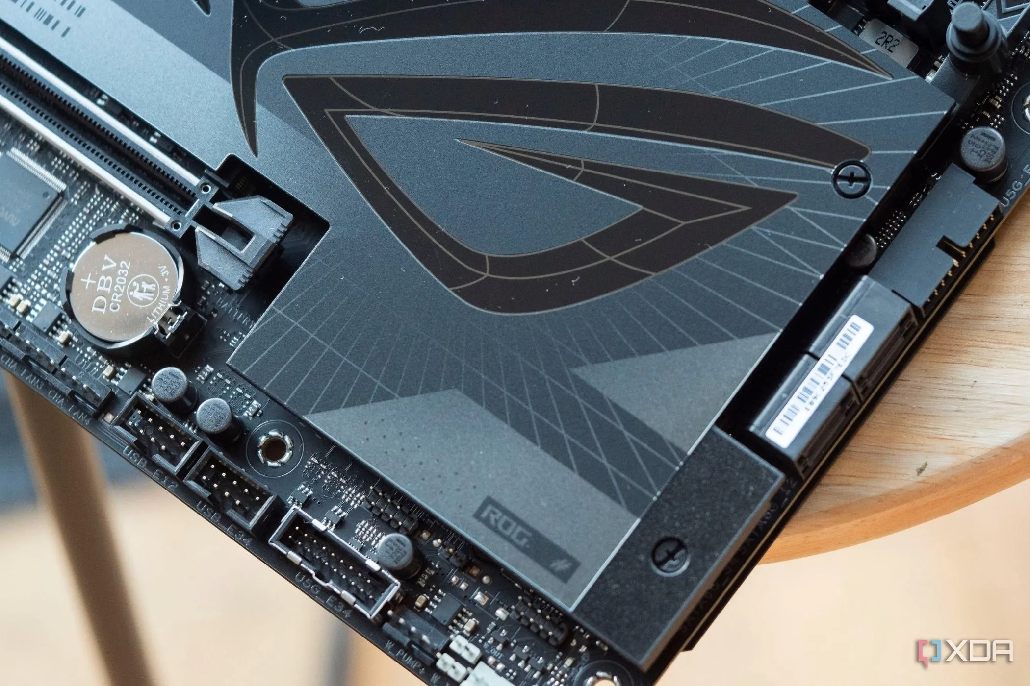 Thiết kế bo mạch chủ ASUS ROG Gaming hiện đại tích hợp Wi-Fi và Bluetooth