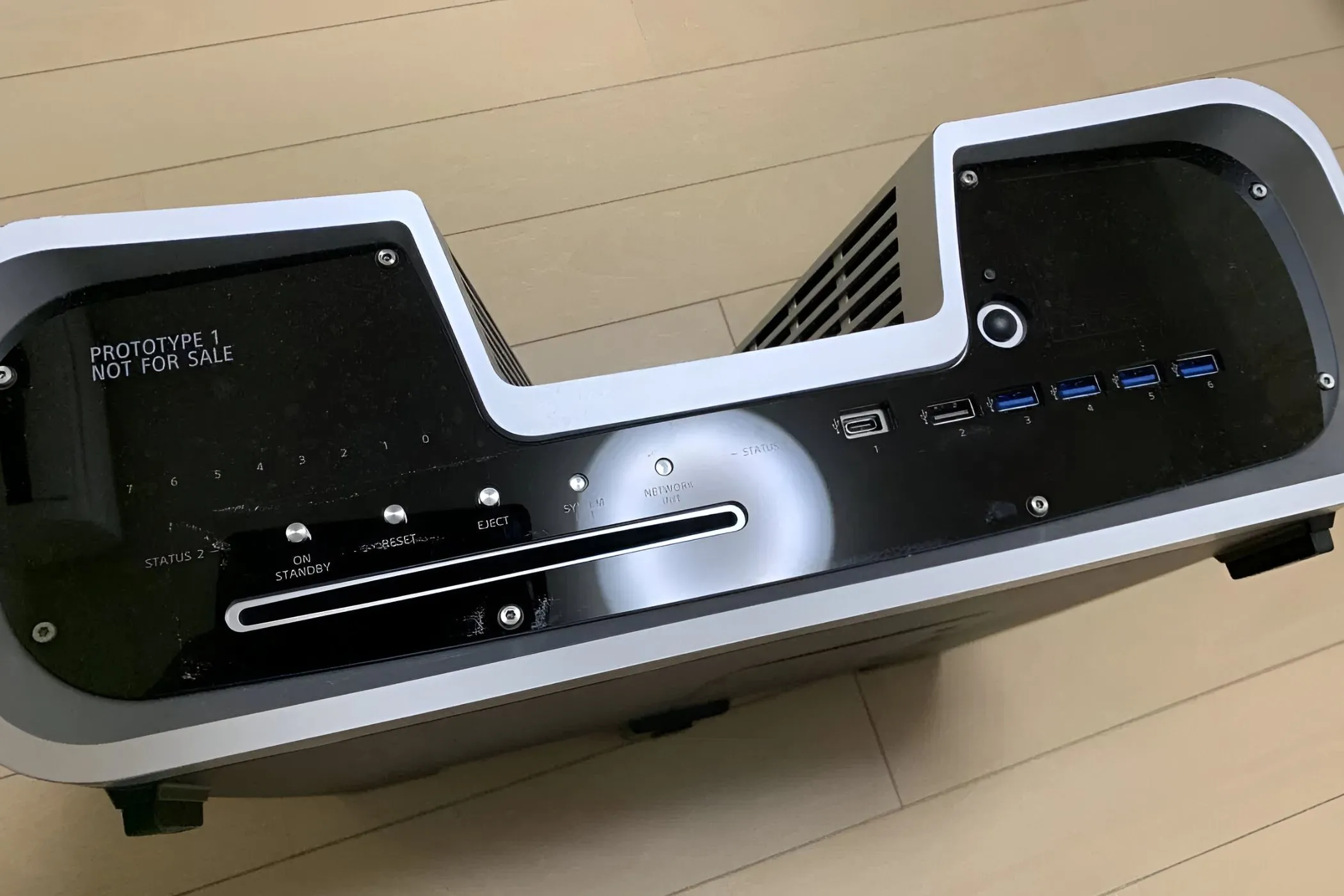Thiết kế dev kit PlayStation 5 hình chữ V độc đáo