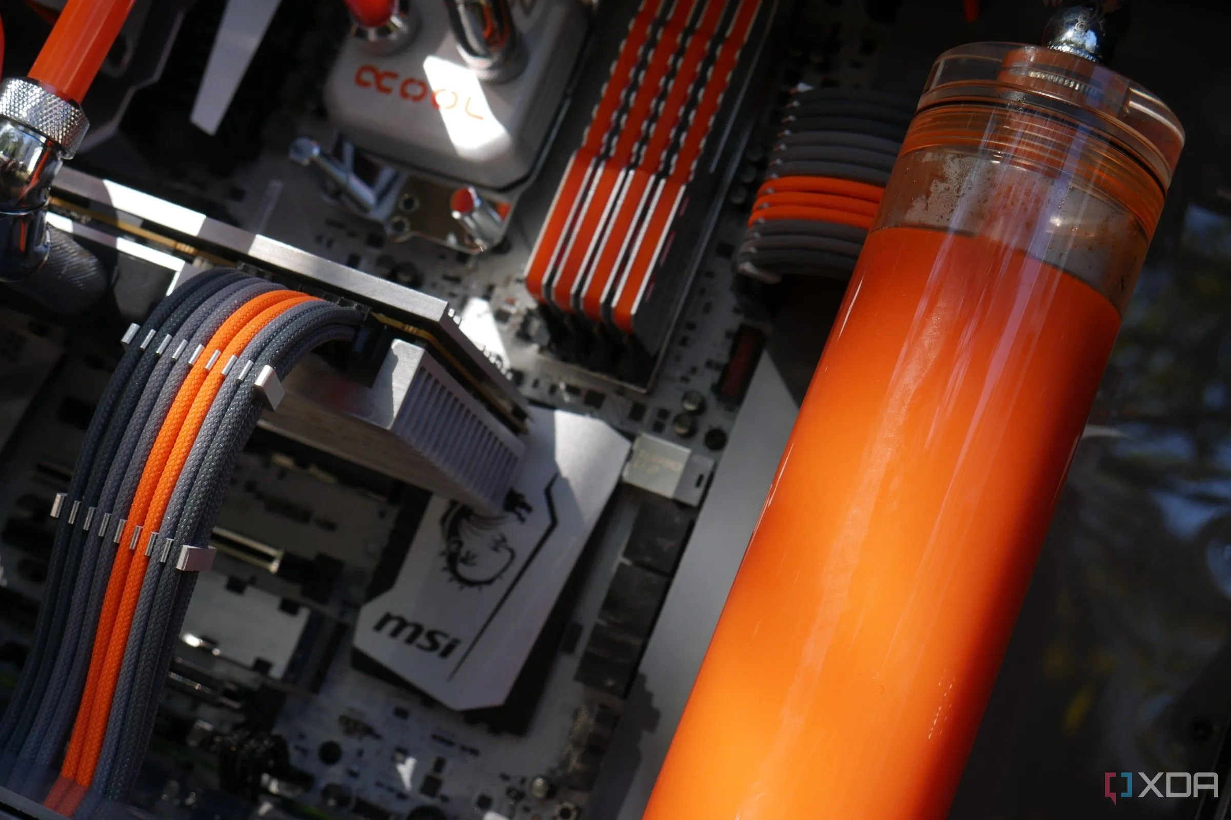 Thiết kế PC tản nhiệt nước tùy chỉnh với dây cáp custom, thể hiện sự cá nhân hóa và xu hướng modding PC