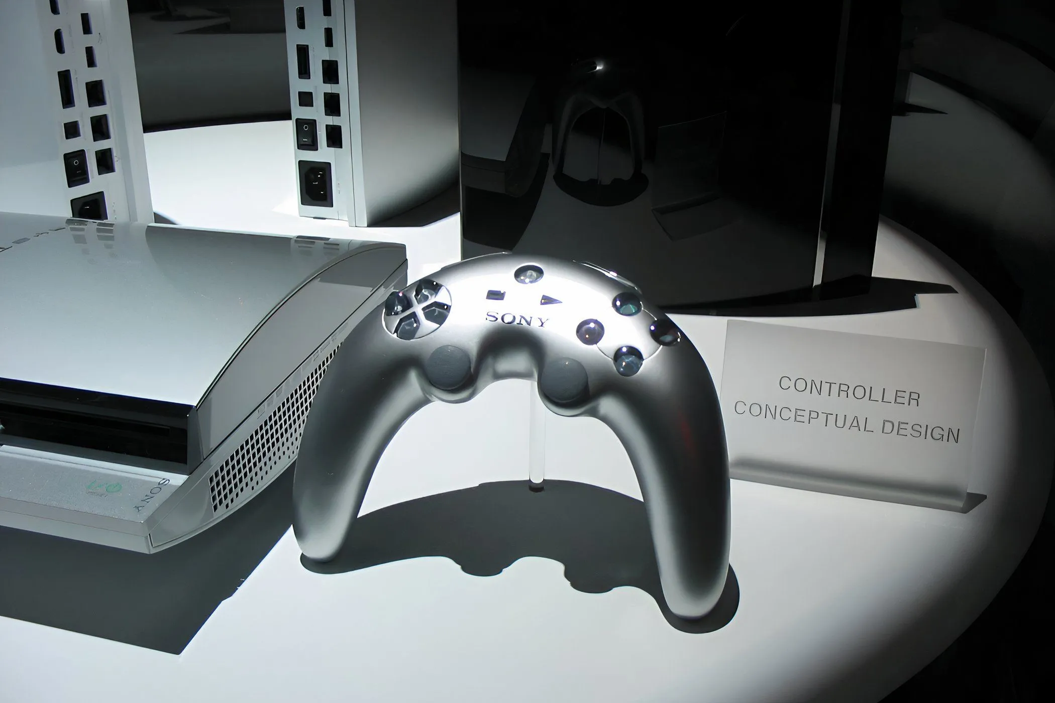 Thiết kế tay cầm PlayStation 3 nguyên bản năm 2005 với hình dáng boomerang màu chrome