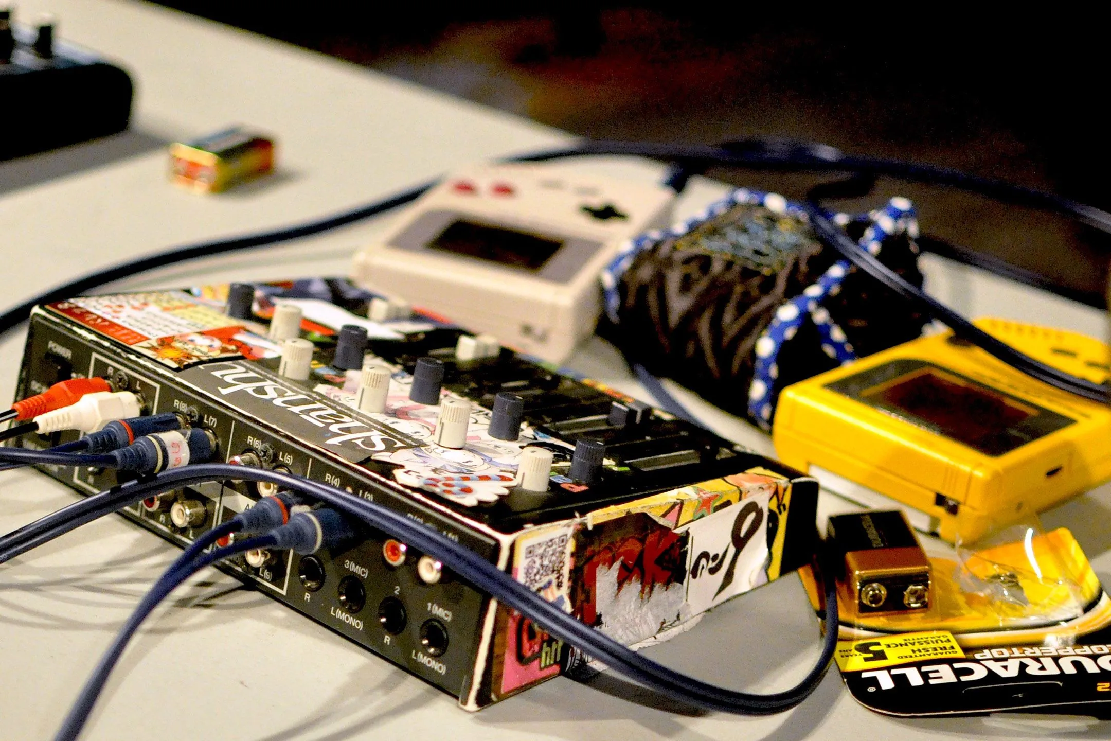 Thiết lập chiptune với các máy chơi game Nintendo Game Boy, thể hiện sự sáng tạo trong giới hạn công nghệ cũ