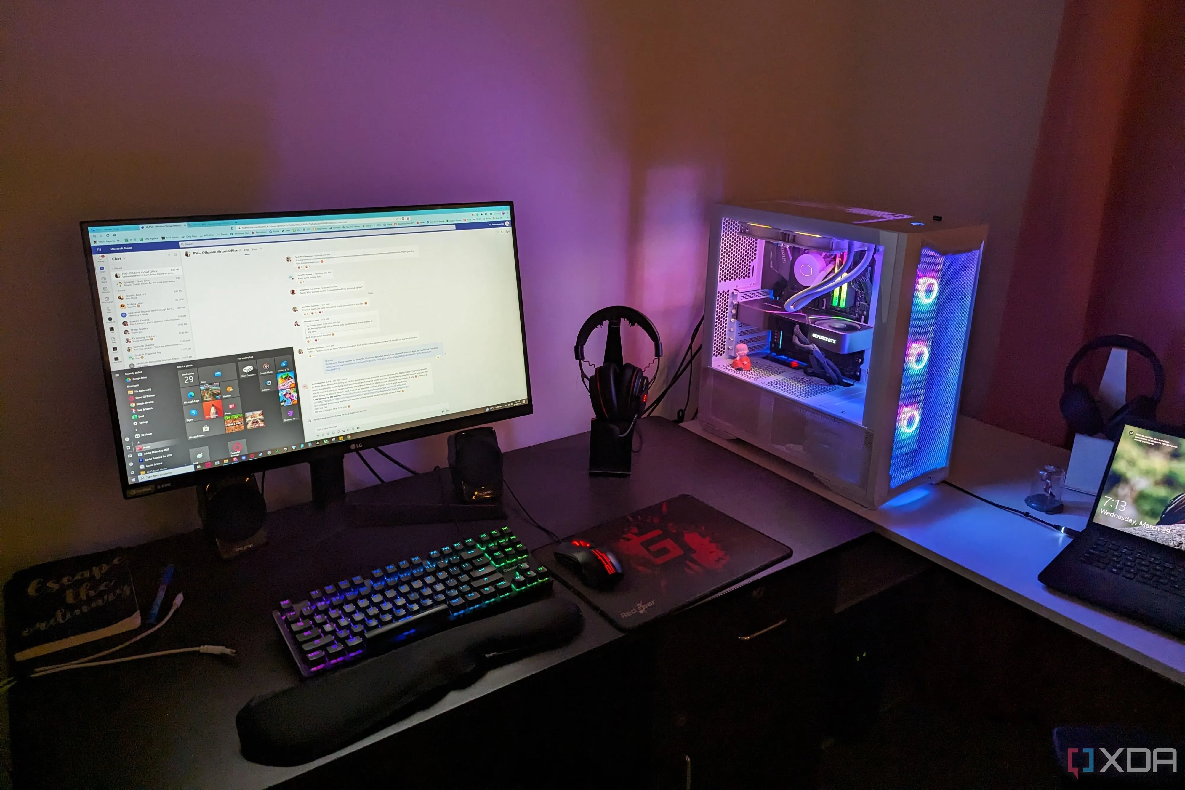 Thiết lập máy tính chơi game với màn hình, bàn phím và chuột RGB