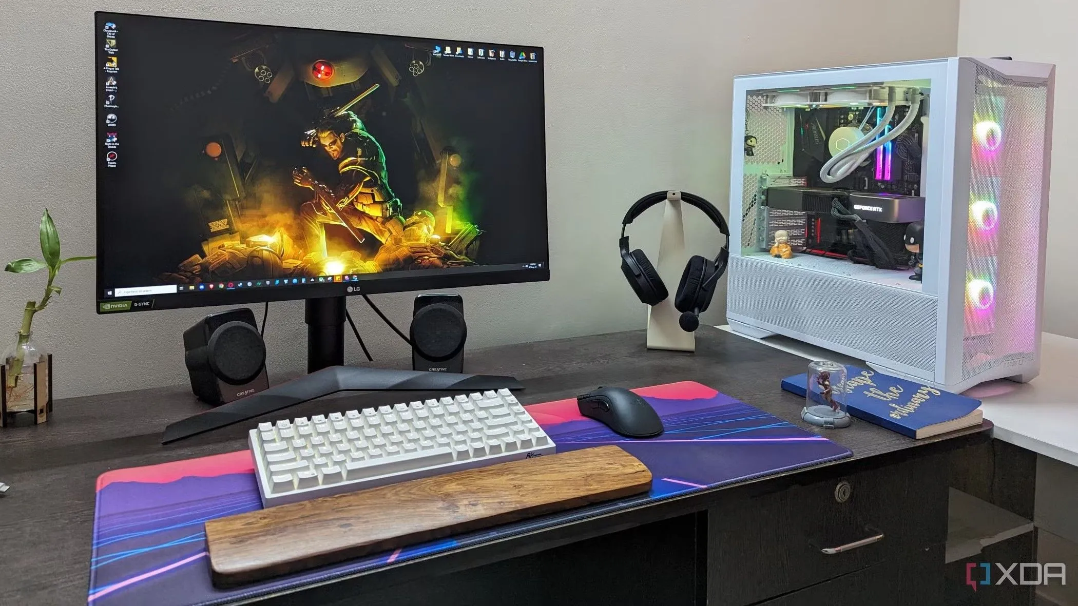Thiết lập máy tính để bàn gaming với màn hình lớn, bàn phím cơ và chuột