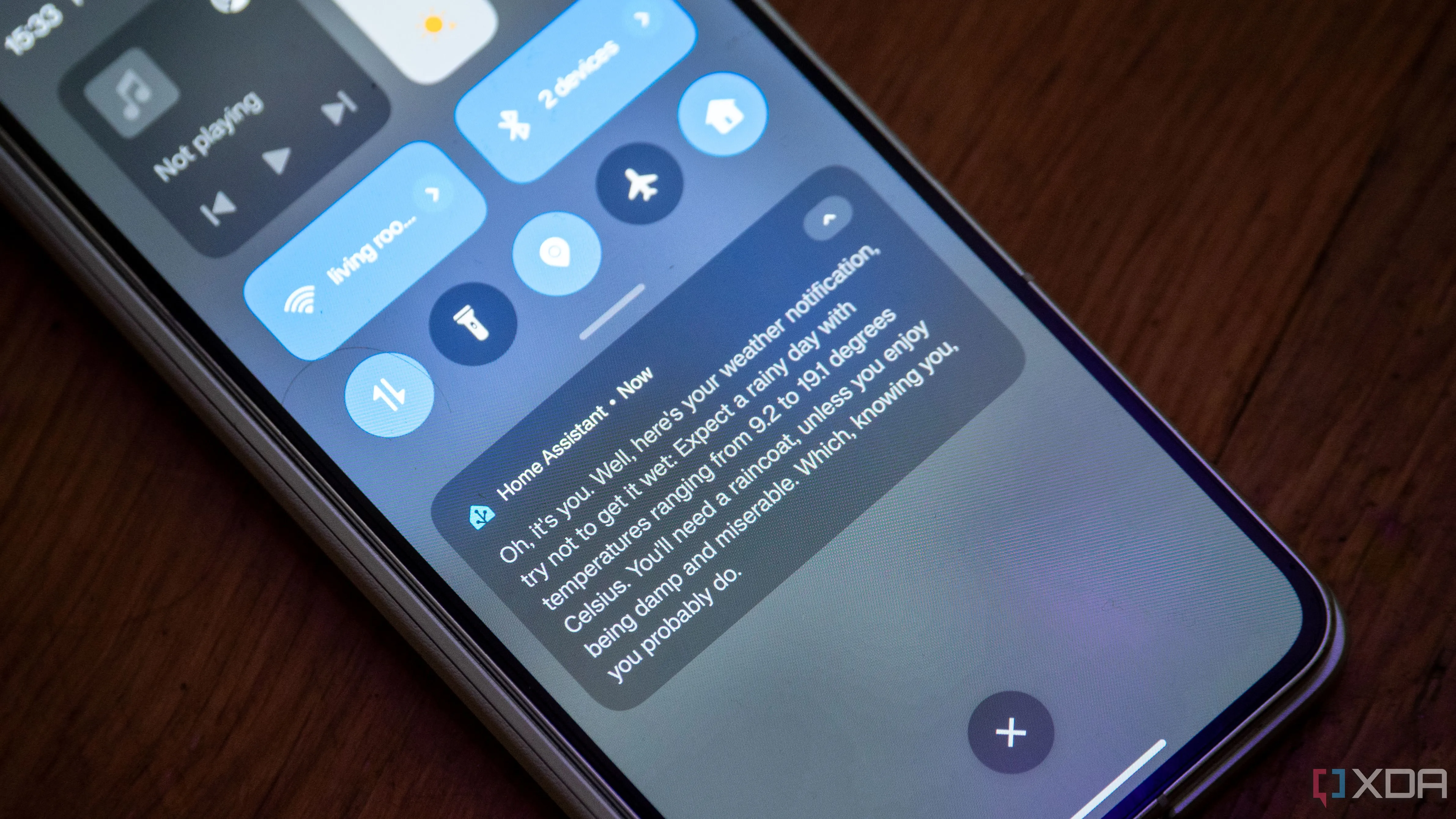 Thông báo động từ Home Assistant được tạo bởi mô hình AI cục bộ, minh họa khả năng cá nhân hóa trải nghiệm người dùng.