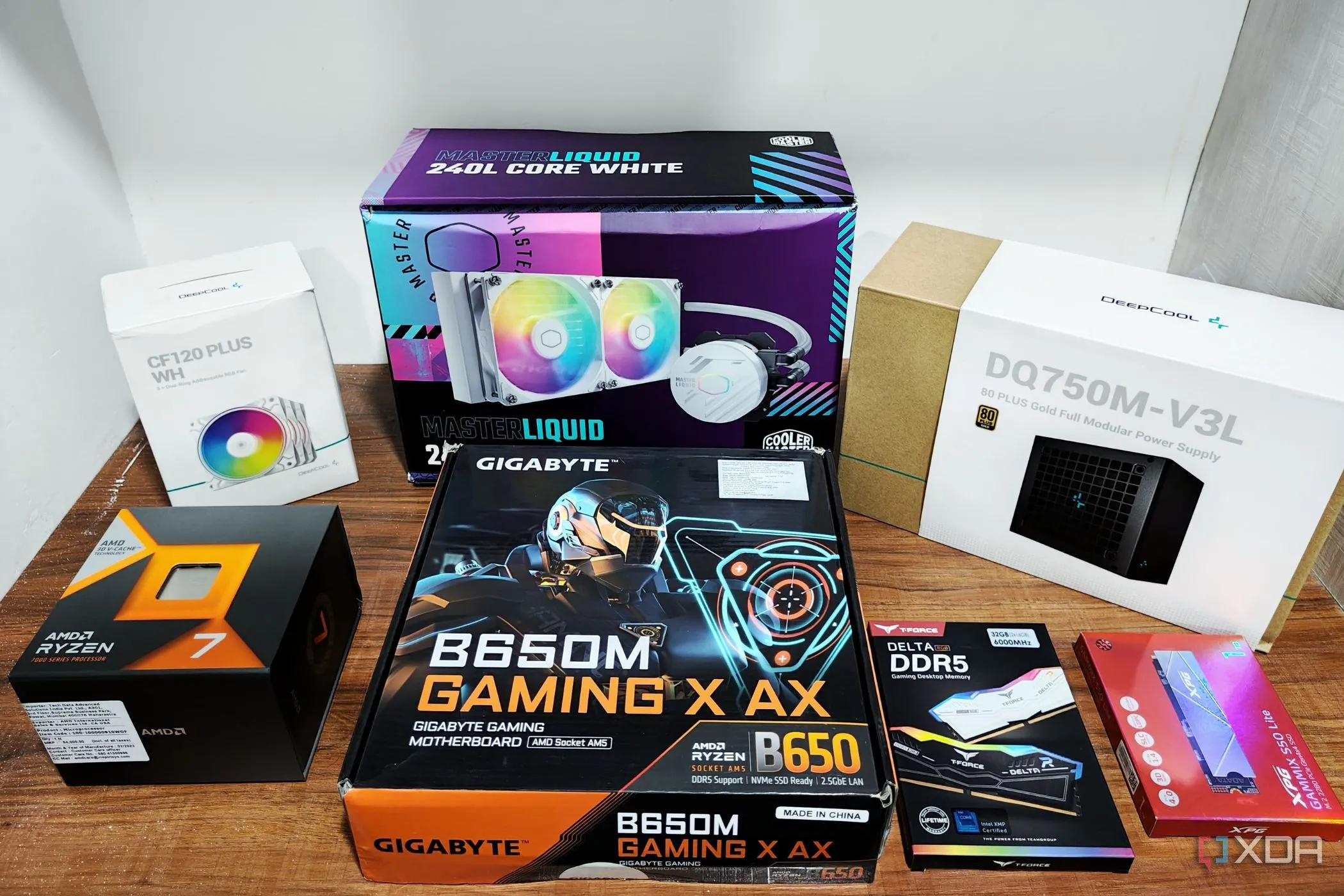 Tổng hợp các linh kiện máy tính PC mới tinh trong hộp bán lẻ trên bàn, thể hiện chi phí đầu tư lớn khi xây dựng một hệ thống mới.