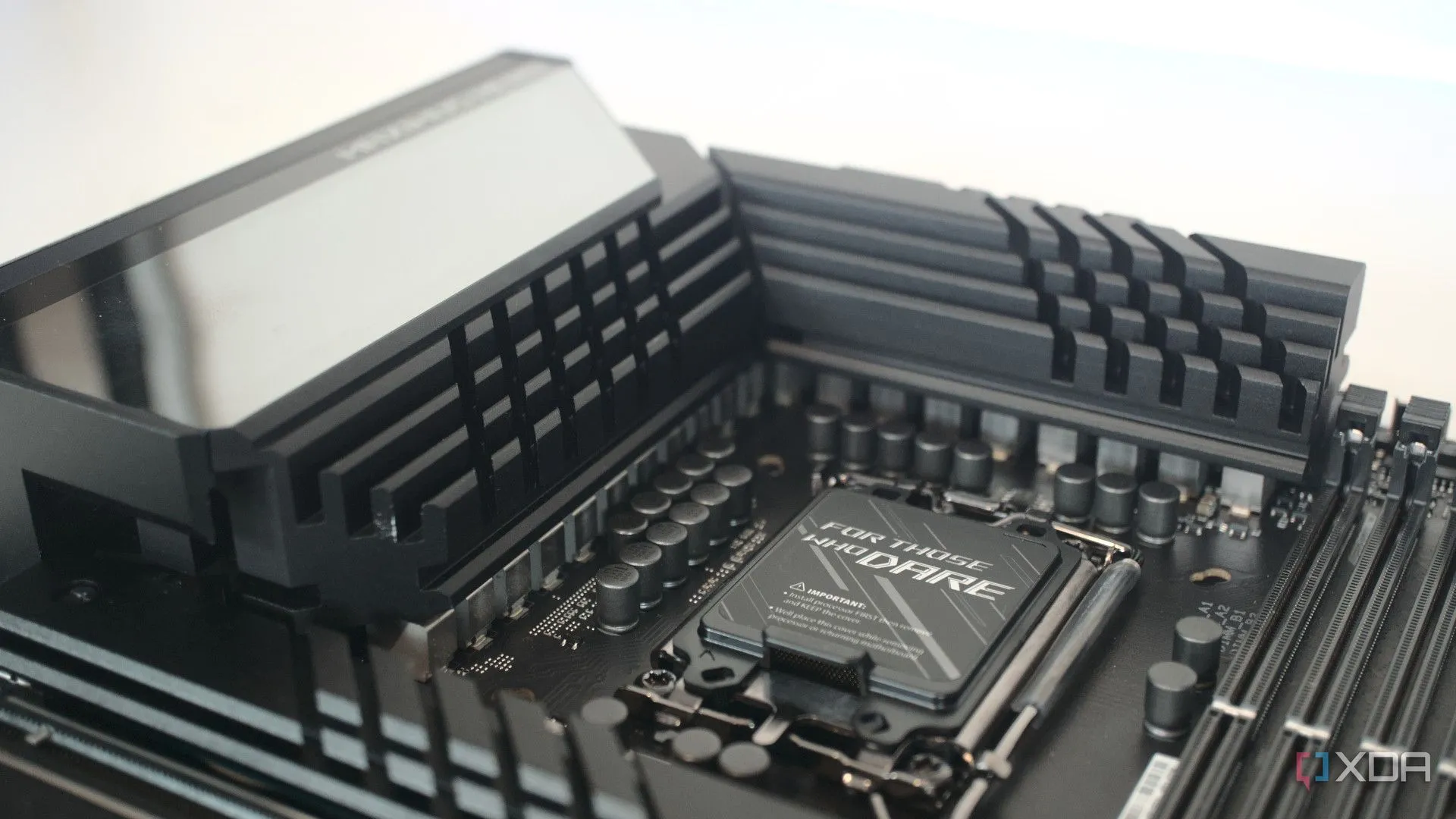 Tổng thể bo mạch chủ ASUS ROG Maximus Z690 Hero