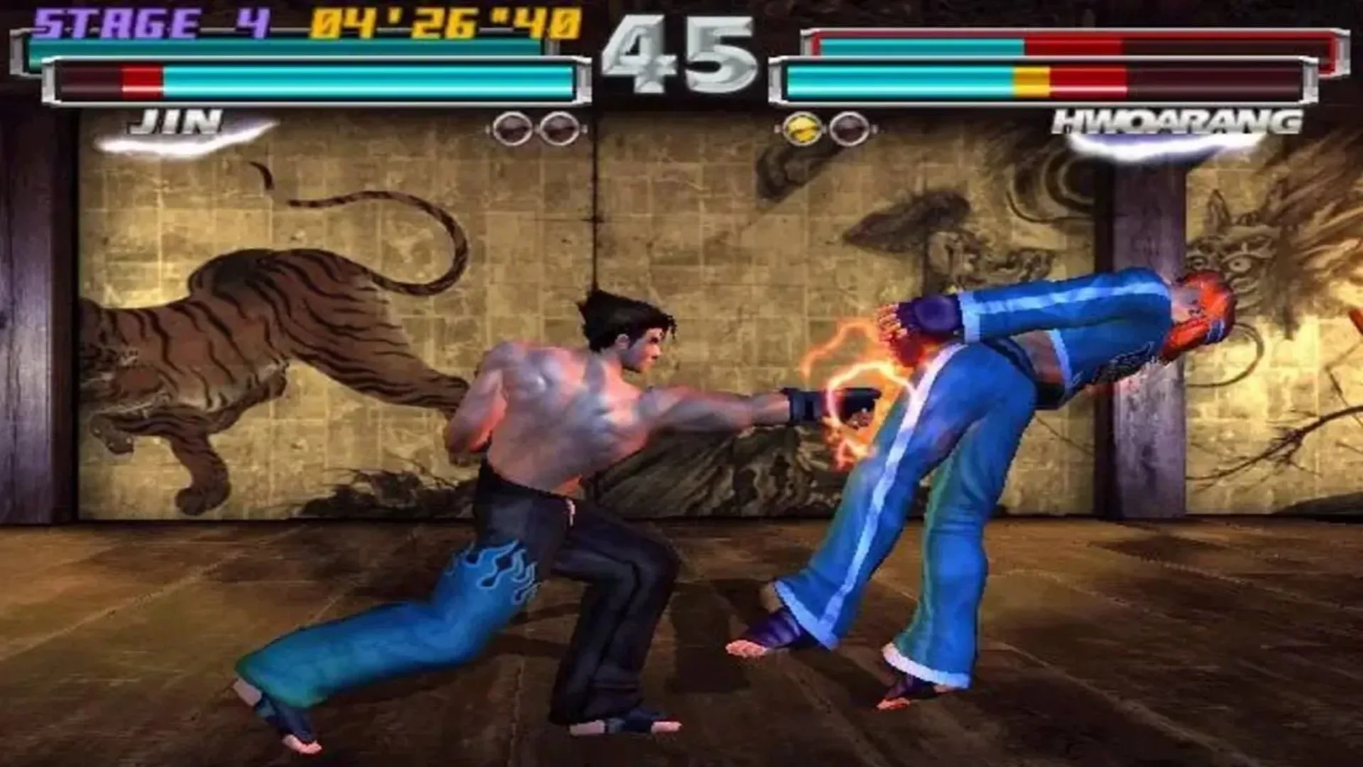 Trận đấu giữa Jin và Hwoarang trong Tekken Tag Tournament, minh họa kỹ năng chơi game đối kháng 3D