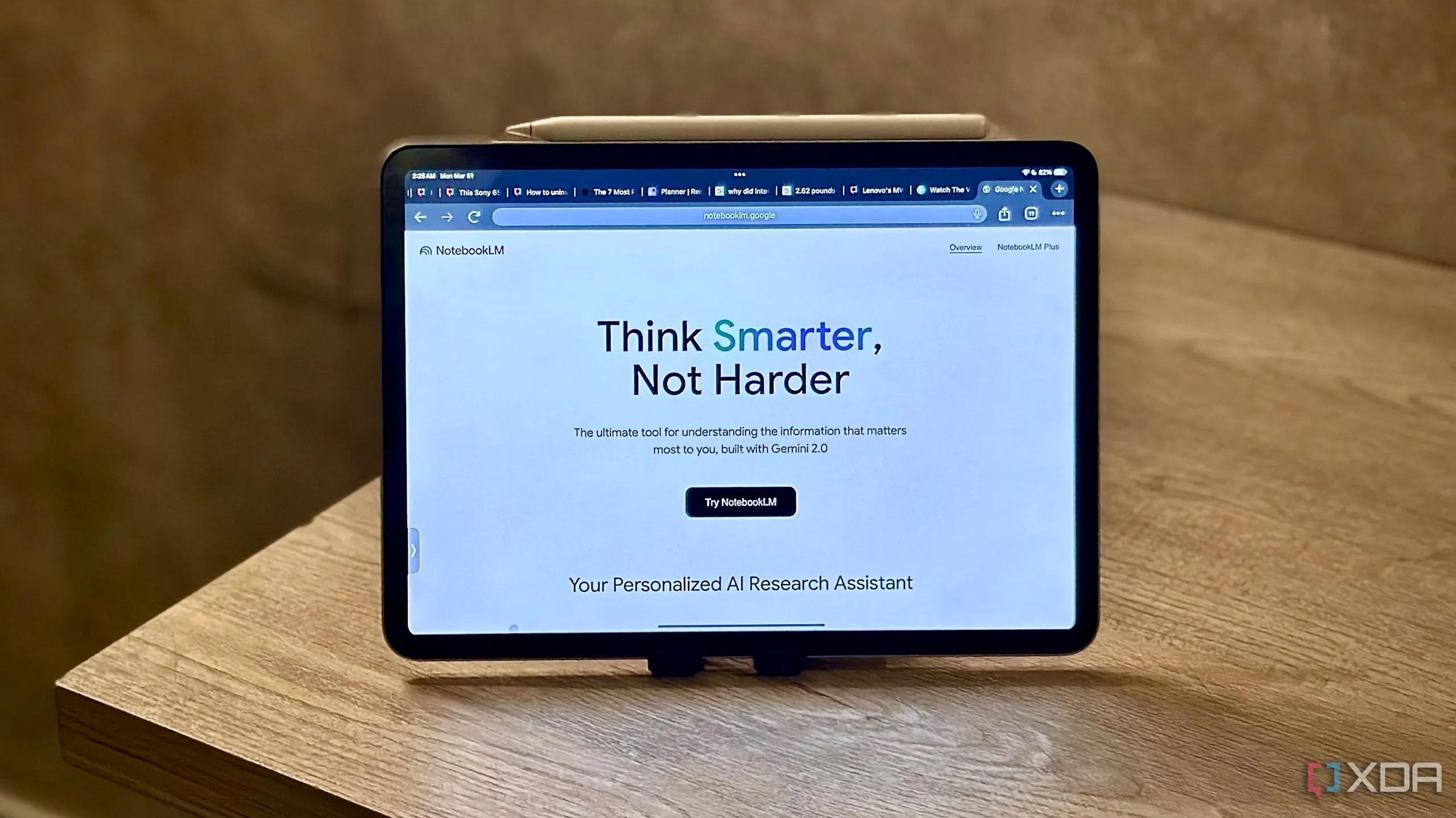 Trang đăng ký NotebookLM hiển thị trên iPad, minh họa bước khởi đầu để tạo sổ ghi chép cá nhân.