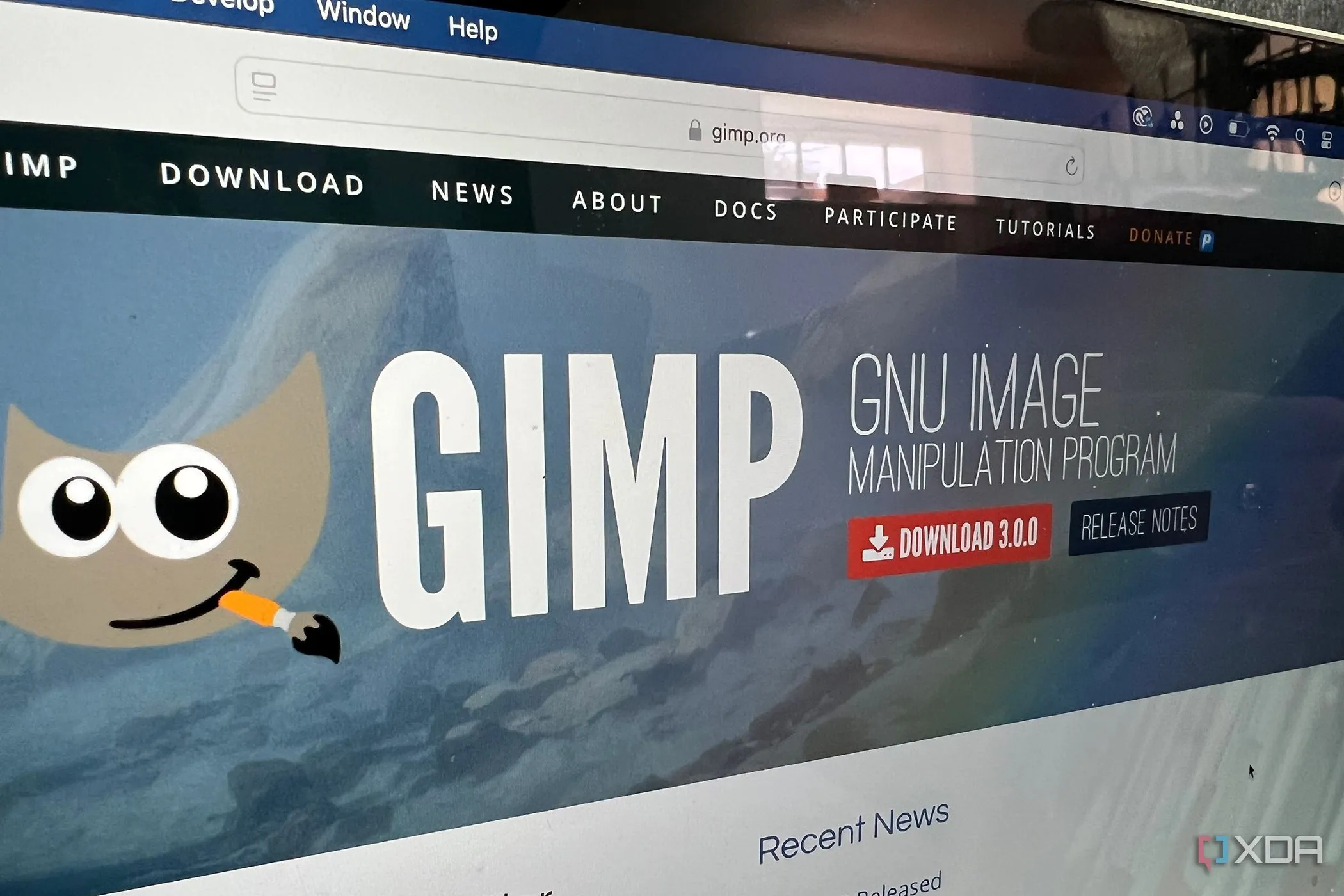 Trang tải xuống GIMP 3.0 hiển thị trên màn hình MacBook, biểu thị sự sẵn sàng sử dụng của phần mềm chỉnh sửa ảnh miễn phí