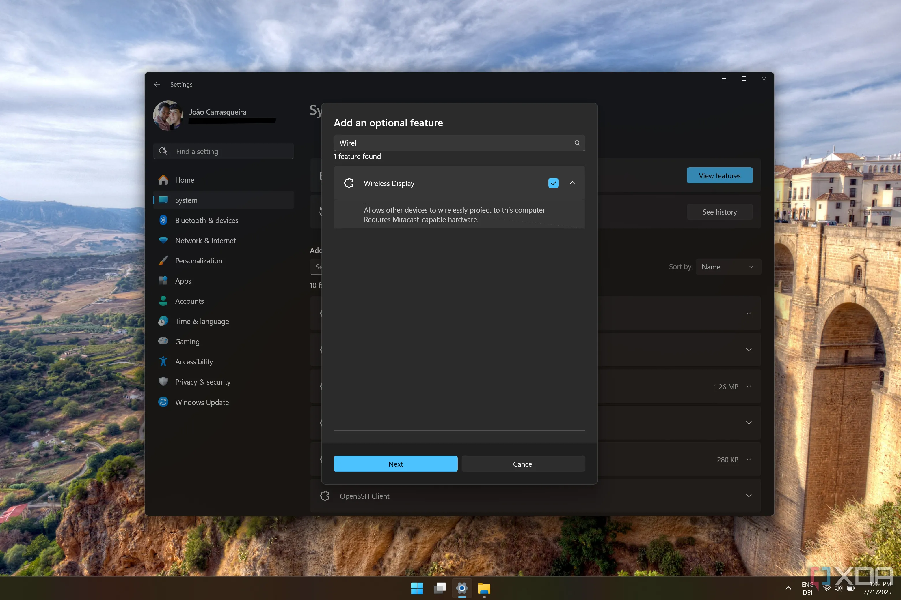 Trang &quot;Tính năng tùy chọn&quot; trong cài đặt Windows 11, hiển thị tùy chọn để cài đặt &quot;Màn hình không dây&quot; giúp biến PC thành màn hình phụ.