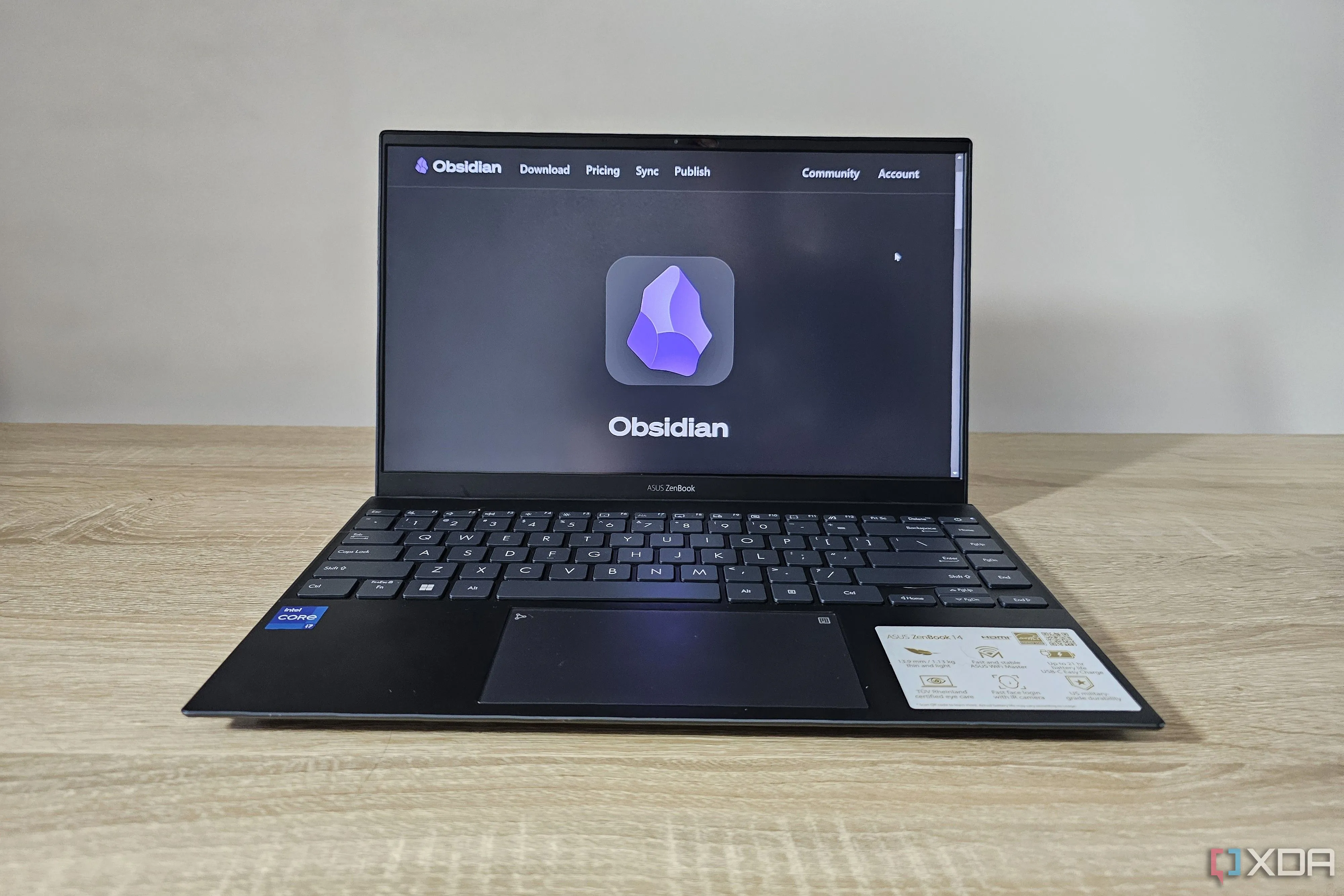 Trang web chính thức của Obsidian hiển thị trên màn hình máy tính xách tay, làm nổi bật các giải pháp đồng bộ hóa