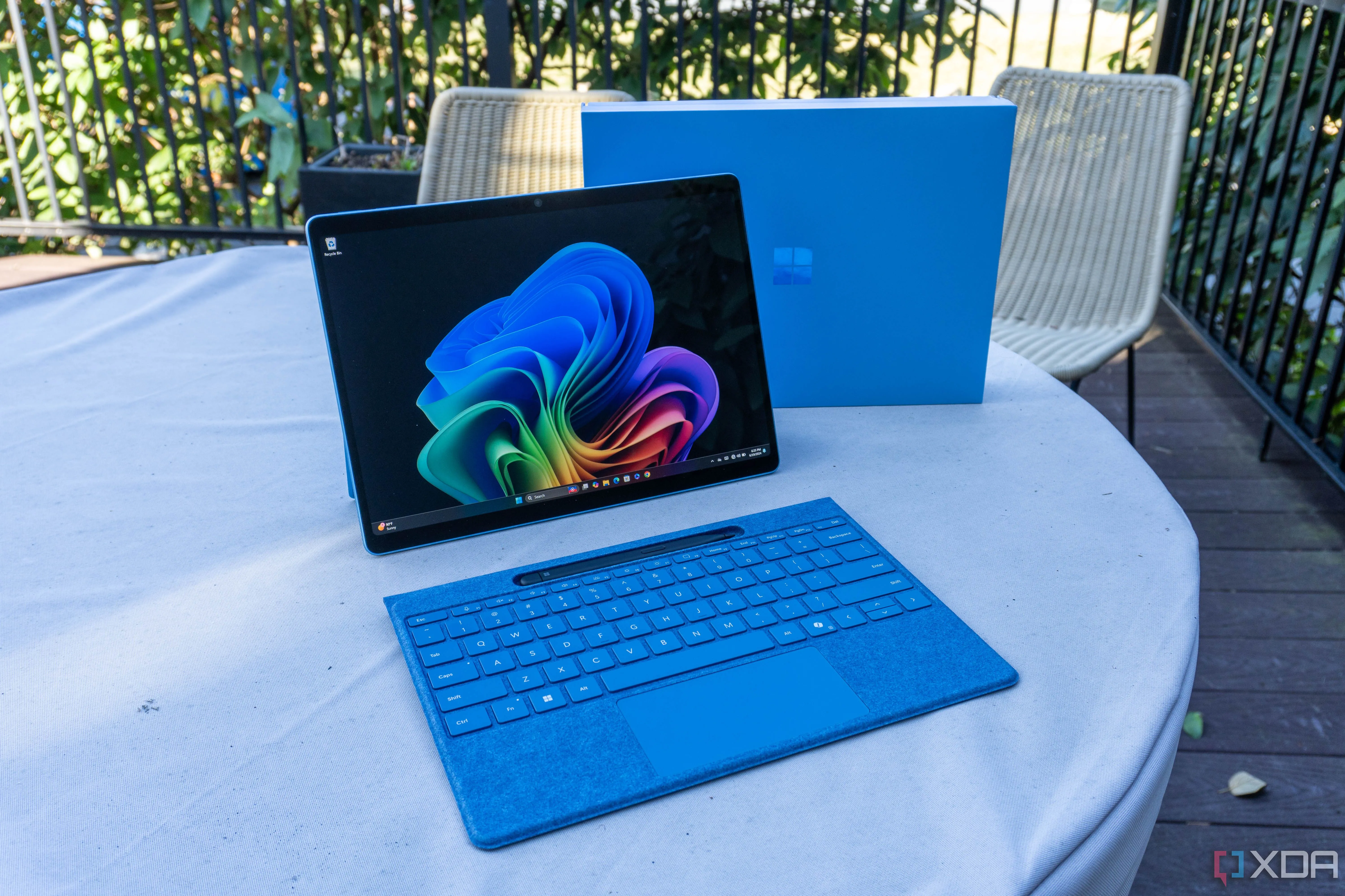 Trình duyệt Microsoft Edge trên thiết bị Surface Pro với giao diện hiện đại