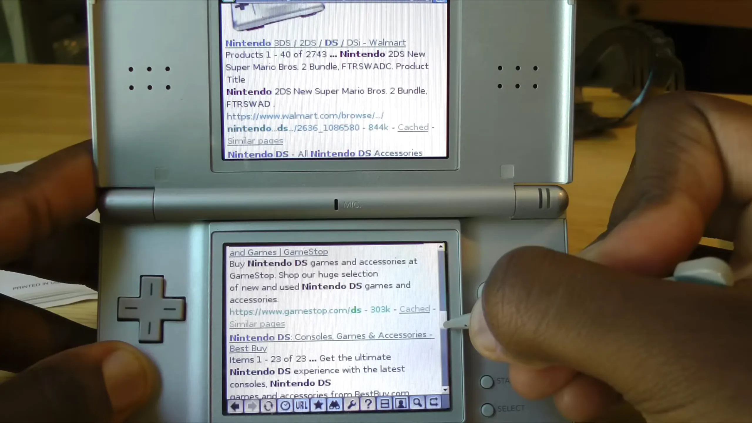 Trình duyệt Nintendo DS hiển thị kết quả tìm kiếm Google, minh họa khả năng giả lập cảm ứng