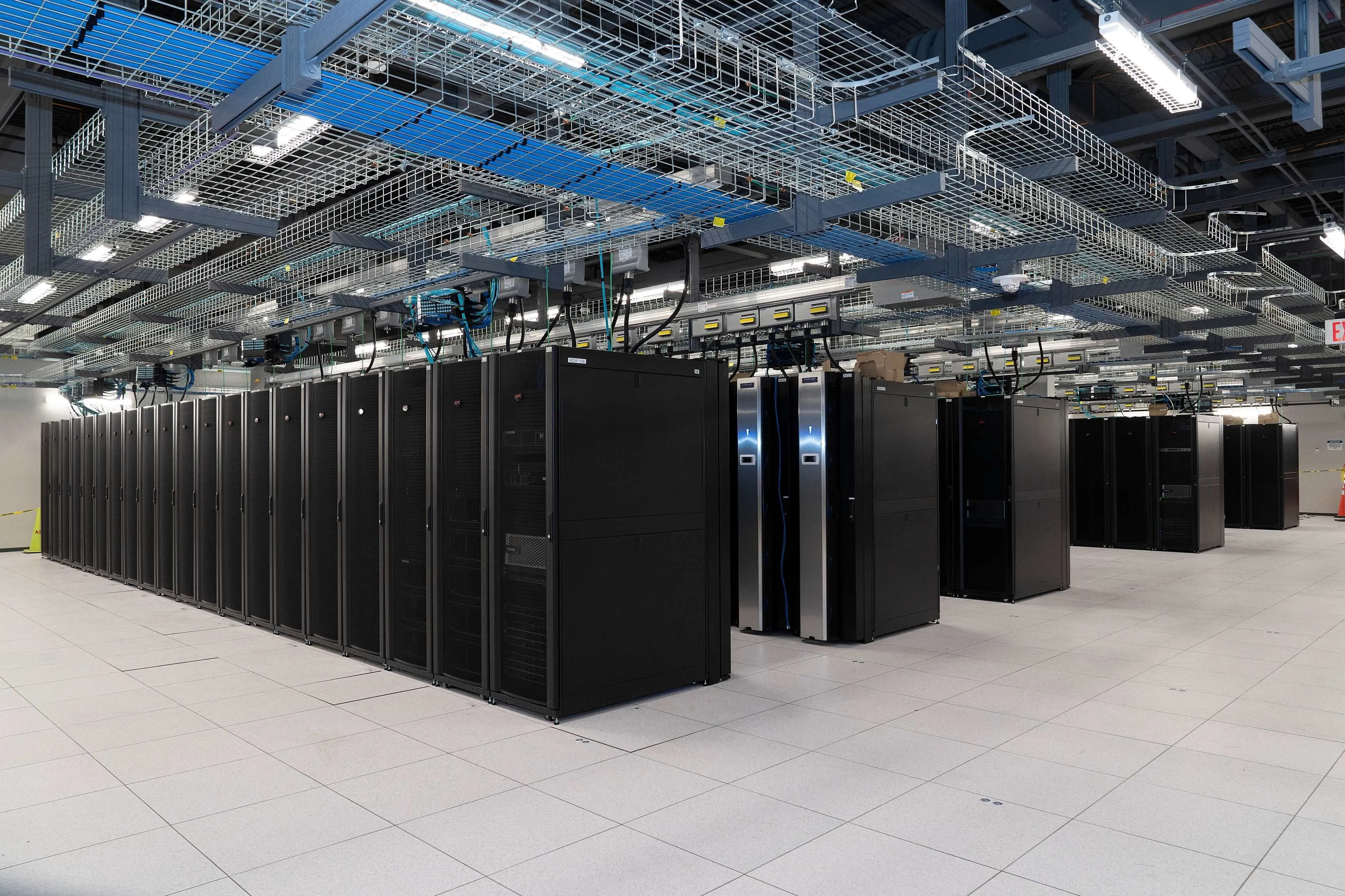 Trung tâm dữ liệu lớn với nhiều tủ rack máy chủ, biểu tượng của các dịch vụ sao lưu đám mây an toàn và hiệu quả