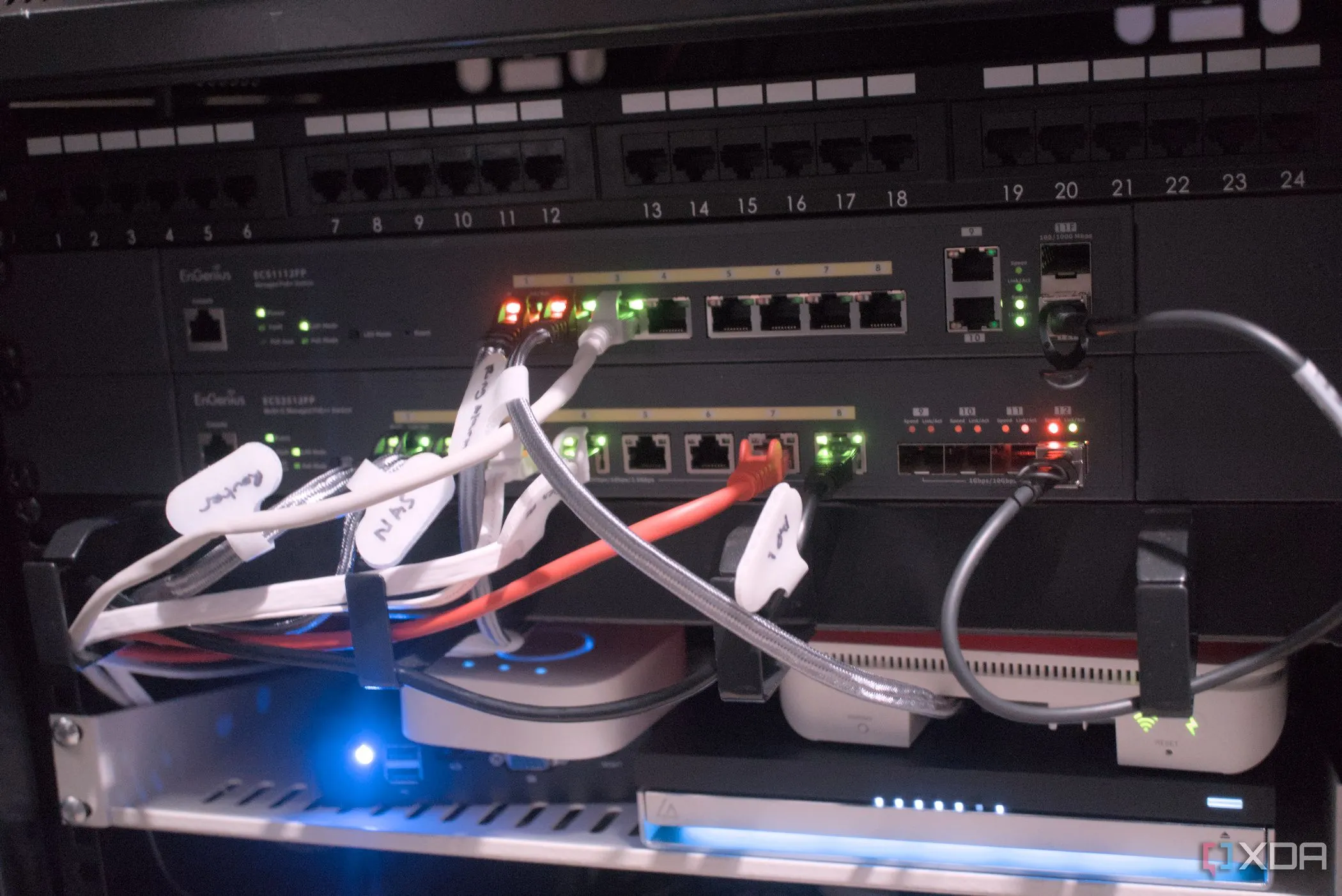 Tủ mạng chứa các thiết bị chuyển mạch (switch) và bộ định tuyến (router) cho mạng LAN