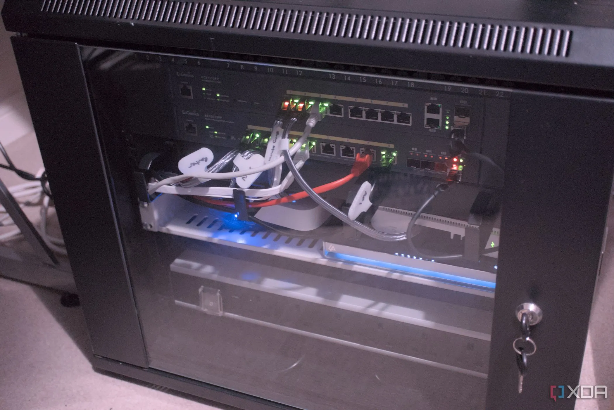 Tủ rack mạng chứa thiết bị firewall cứng và các thành phần mạng khác