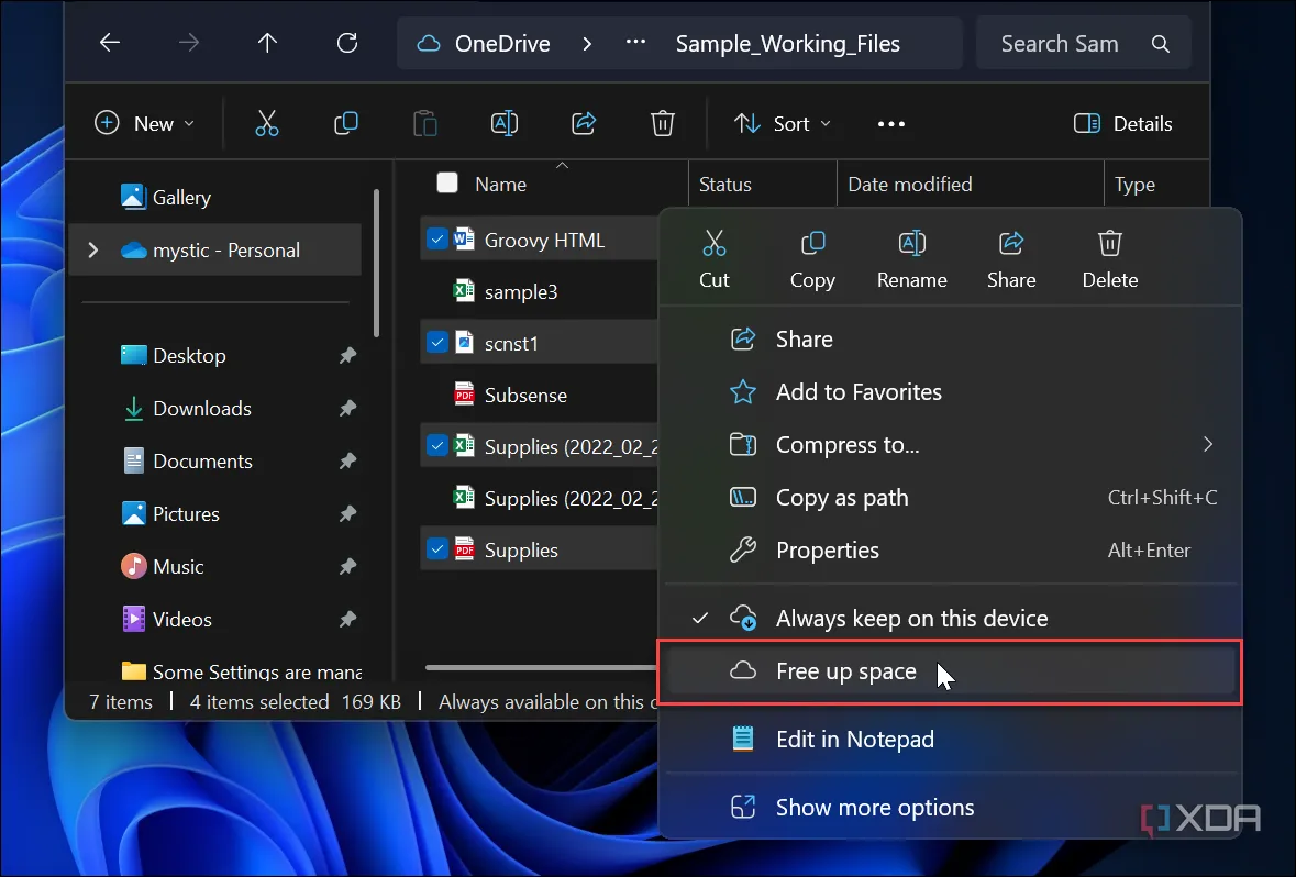 Tùy chọn &quot;Free up space&quot; trong File Explorer để di chuyển tệp OneDrive lên đám mây