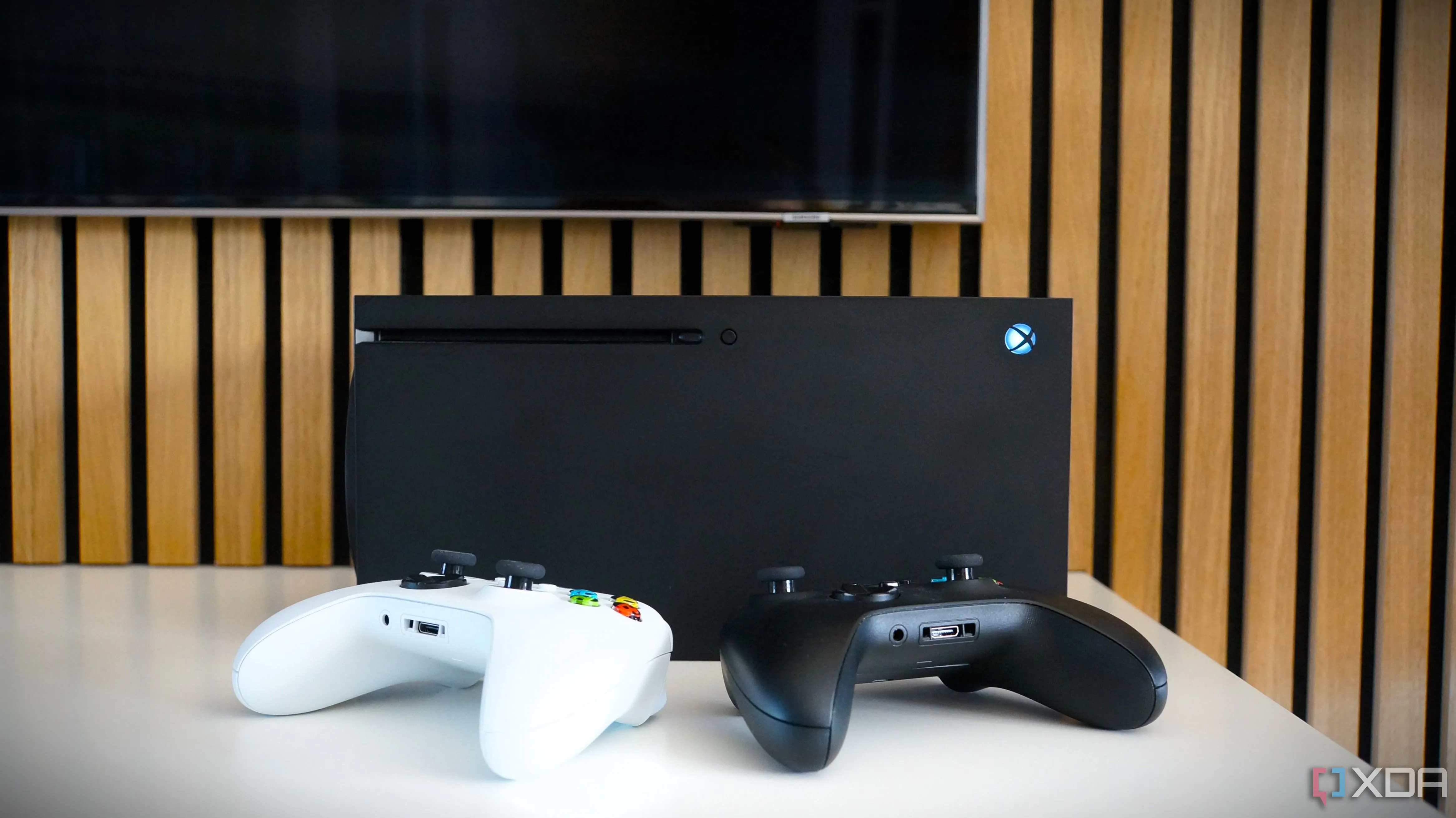 TV Samsung hiển thị giao diện Xbox Series X với console và tay cầm, gợi nhớ sự cố sập dịch vụ Xbox Live và PSN vào Giáng sinh 2014