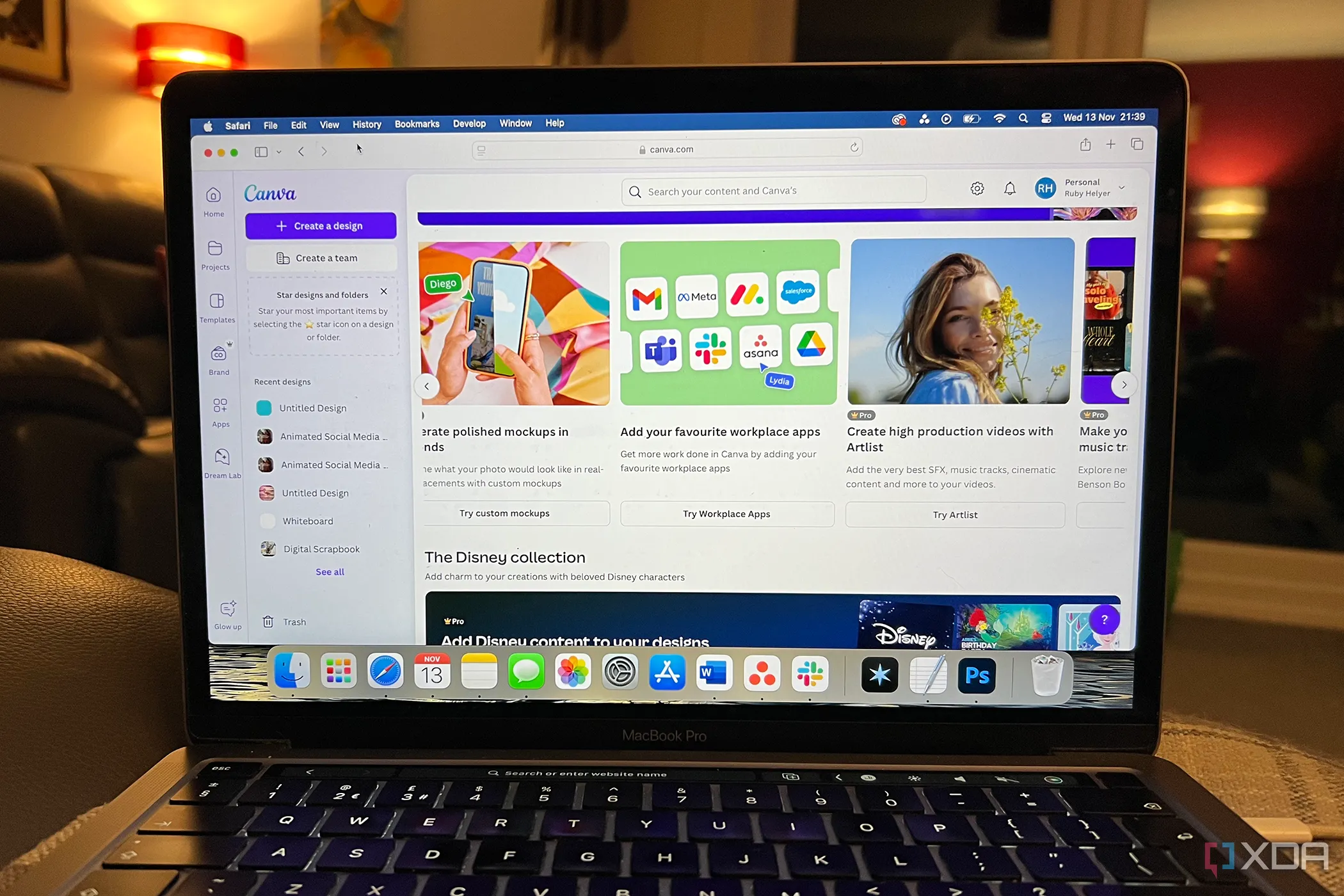 Ứng dụng Canva trên MacBook Pro, thể hiện giao diện thiết kế đơn giản và hiệu quả