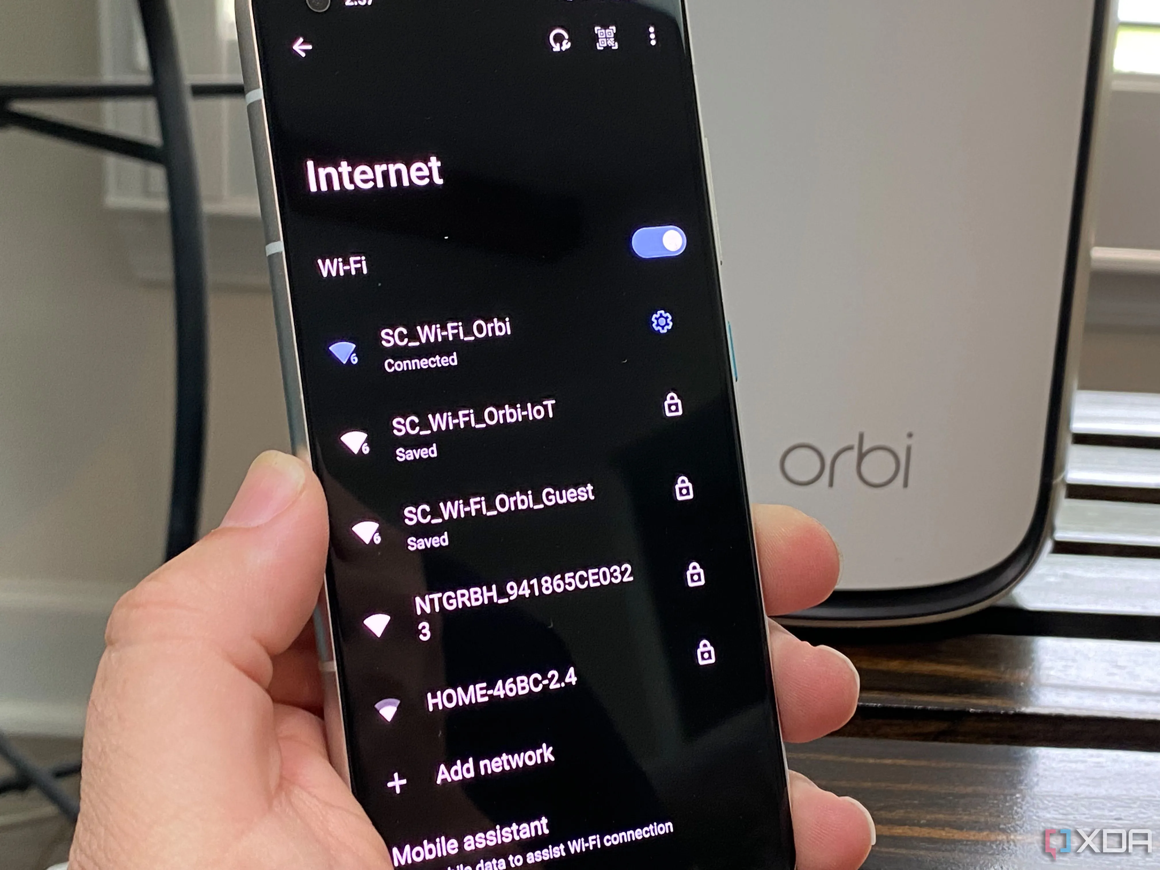 Ứng dụng Netgear Router hiển thị mạng Wi-Fi IoT, Khách và chuẩn trên điện thoại Android, minh họa việc quản lý hiệu suất mạng và phân bổ băng thông.