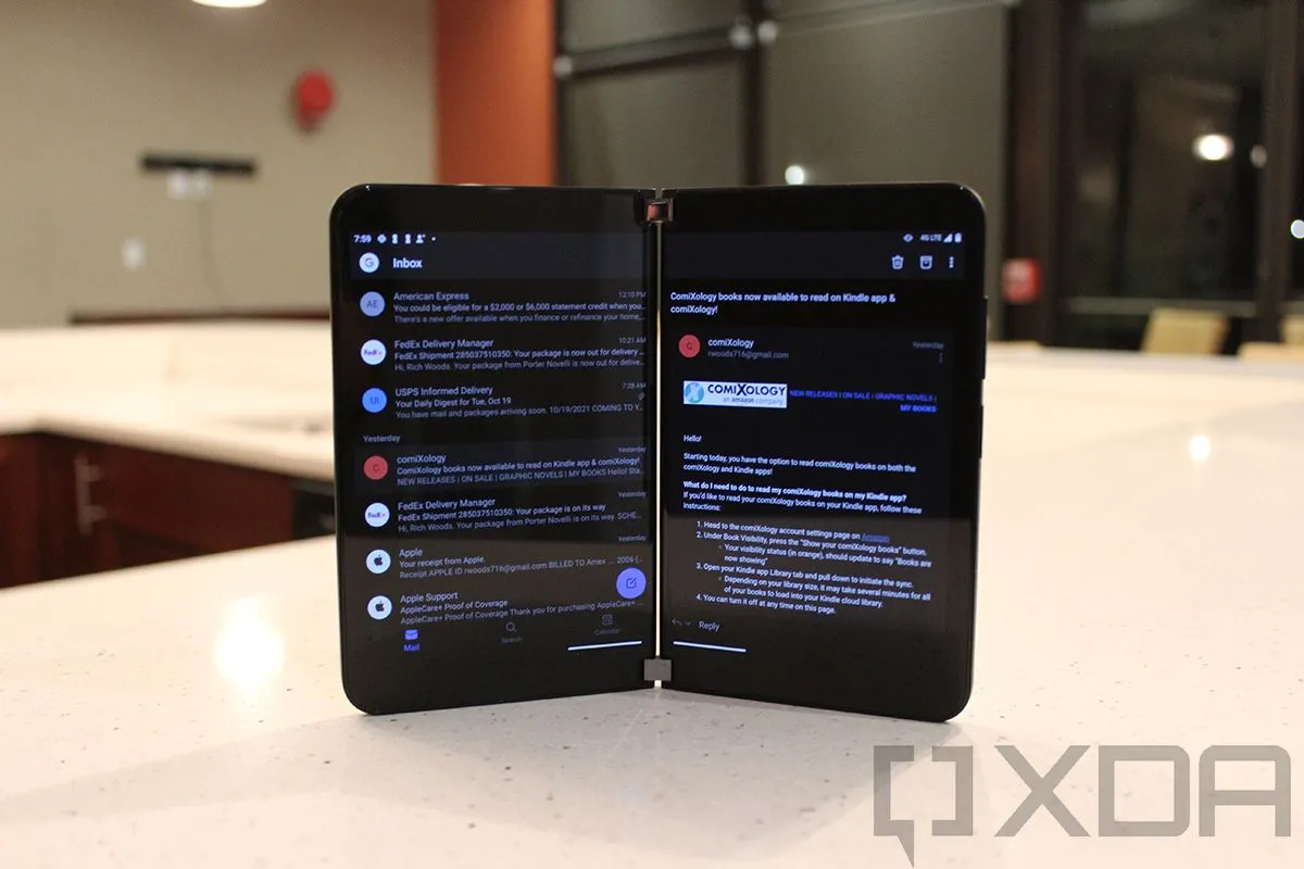Ứng dụng Outlook trên điện thoại màn hình kép, một trong các app bị nghi ngờ thu thập dữ liệu vị trí