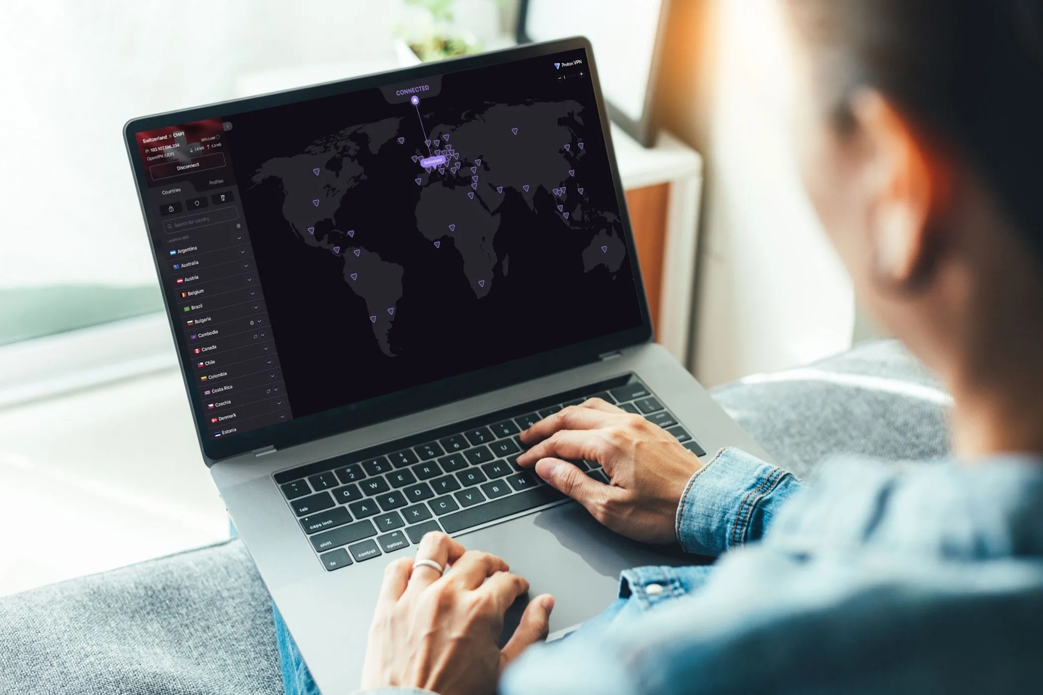 Ứng dụng ProtonVPN đang chạy trên máy tính xách tay chạy Windows, hiển thị giao diện VPN