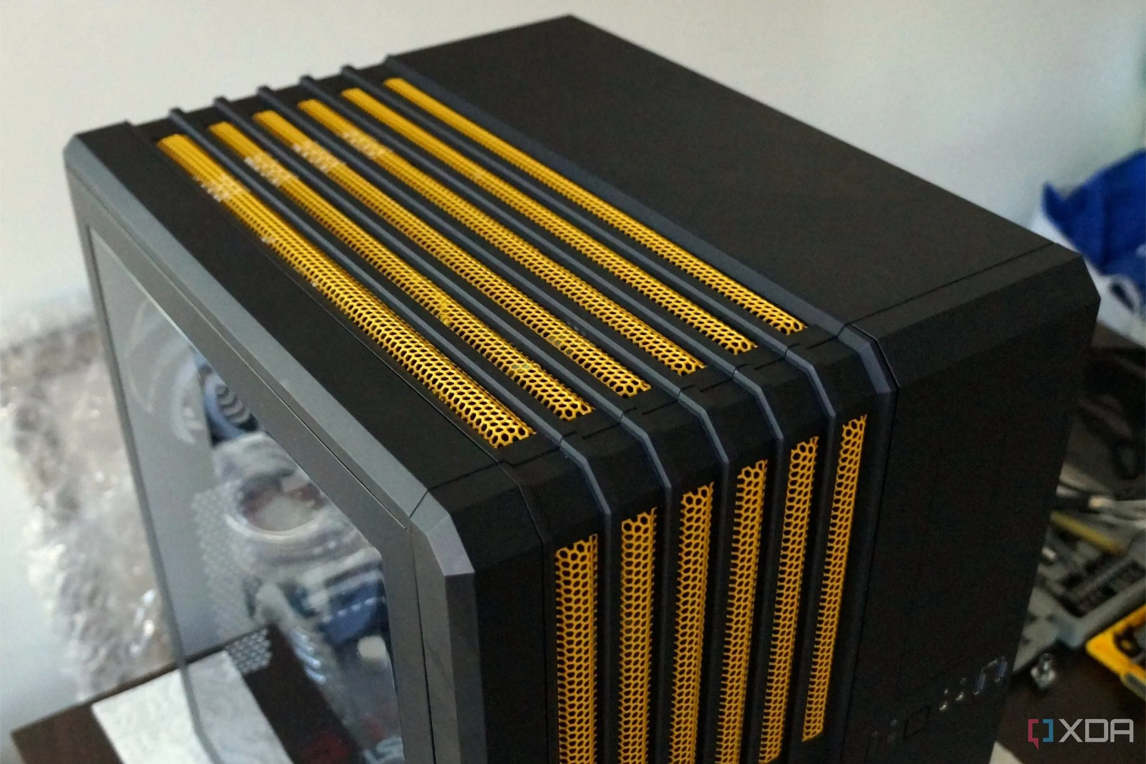 Vỏ case Corsair Air 540 được sơn màu vàng nổi bật, minh họa cho việc tùy biến linh kiện PC