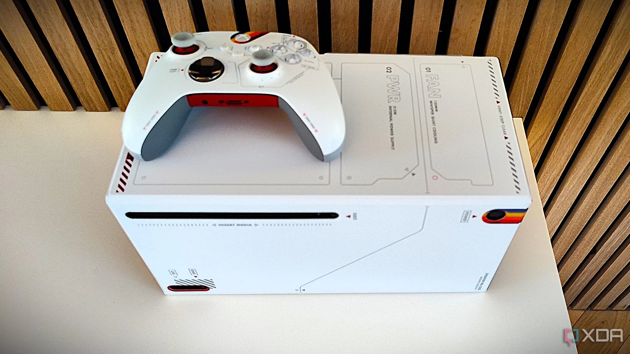 Xbox Series X với tay cầm Starfield và vỏ bọc bảo vệ